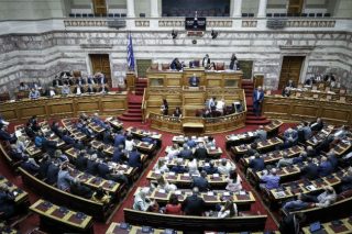 Με 154 «ναι» πέρασε το πολυνομοσχέδιο, με 153+1 η τροπολογία για τον ΕΝΦΙΑ