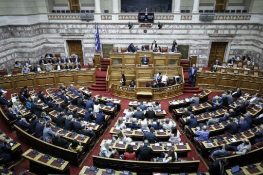 Με 154 «ναι» πέρασε το πολυνομοσχέδιο, με 153+1 η τροπολογία για τον ΕΝΦΙΑ