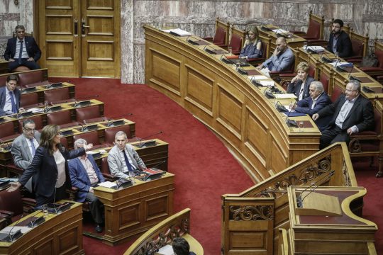 Καυγάς για τα απόρρητα έγγραφα και τα… πτυχία