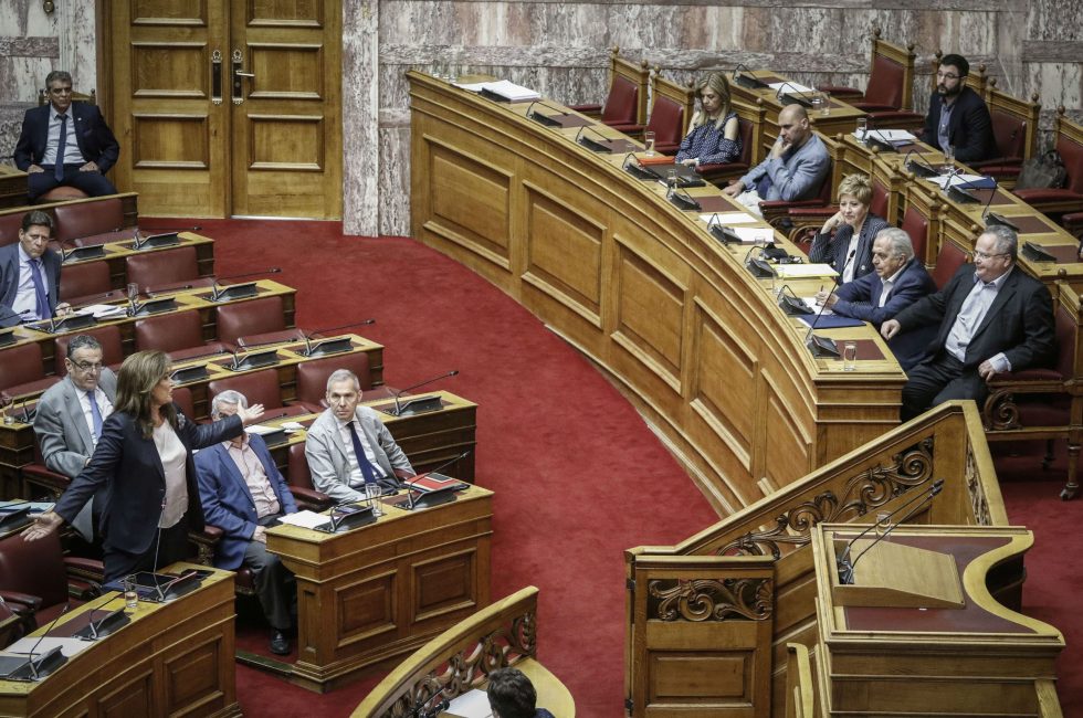 Καυγάς για τα απόρρητα έγγραφα και τα… πτυχία