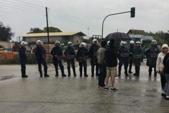 Συνοδεία ΜΑΤ τα σκουπίδια στον ΧΥΤΑ Λευκίμμης