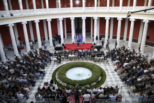 Η Νέα Δημοκρατία τα έβαλε… με τη γραβάτα