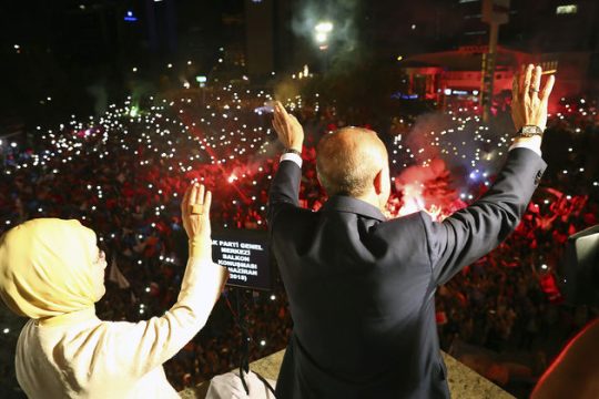 Ολες οι εξουσίες στον Ερντογάν