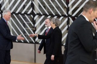 Το μαλακό Brexit επιλέγει η Μέι