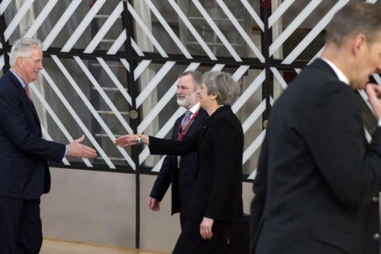 Το μαλακό Brexit επιλέγει η Μέι