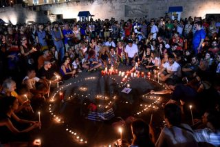 Σιωπηρή διαμαρτυρία με κεριά