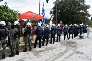 Όμηροι των σκουπιδιών και των ΜΑΤ οι κάτοικοι της Λευκίμμης