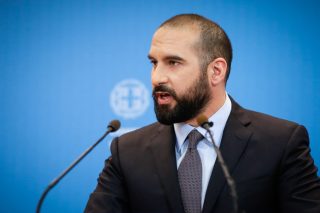 «Ψήσιμο» σε Καμμένο, πυρά σε Μητσοτάκη