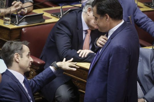 Η Δεξιά επελαύνει, η Αριστερά ομφαλοσκοπεί