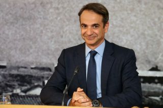 Εδώ φανατικός, έξω σοβαρός