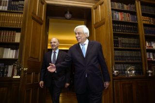 Εκνευρισμός Μητσοτάκη για τις δημόσιες δηλώσεις του επιτρόπου Οικονομικών της Ε.Ε.