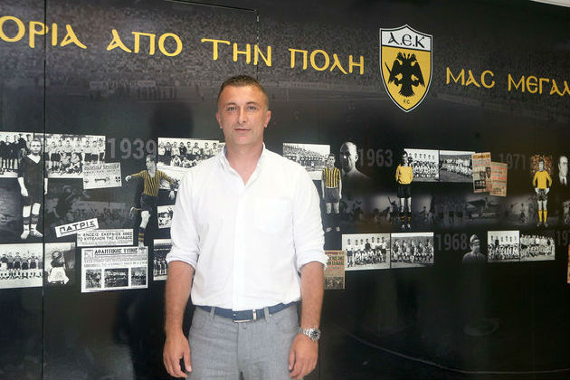 Χτυπάει μεγάλες πόρτες