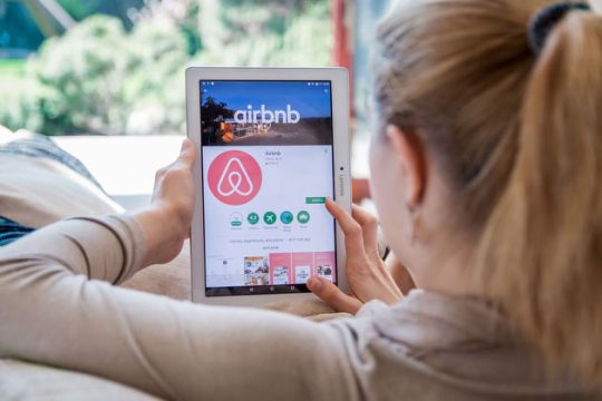 Συμμορφωθείτε, λέει η Κομισιόν στην Airbnb