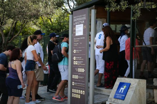 Κλείνει λόγω καύσωνα η Ακρόπολη