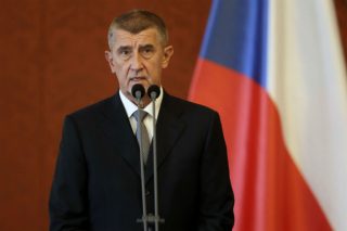 Μεγιστάνας πρωθυπουργός με τη στήριξη κομμουνιστών!
