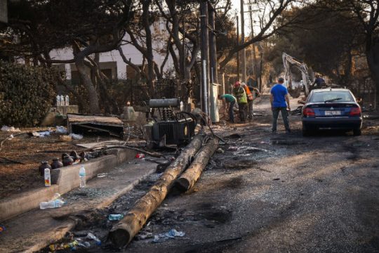 Έρευνες, ερωτήματα και αλληλεγγύη στους πυρόπληκτους