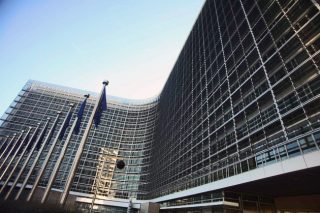 Η Κομισιόν υπέκυψε στους ακραίους ξενοφοβικούς