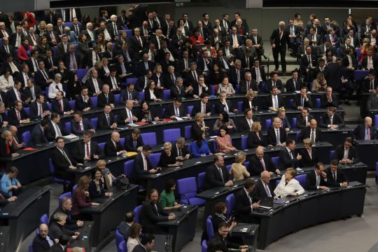 Η Μπούντεσταγκ εγκρίνει την τελευταία δανειακή δόση