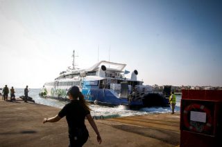 Πρόσκρουση ταχύπλοου στο λιμάνι της Ραφήνας, ασφαλείς οι επιβάτες