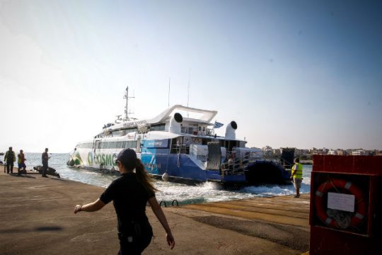 Πρόσκρουση ταχύπλοου στο λιμάνι της Ραφήνας, ασφαλείς οι επιβάτες