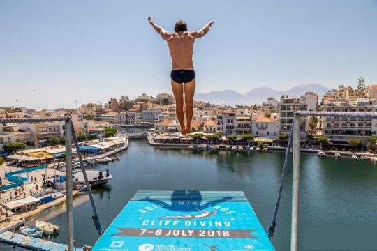Με φλεγόμενη βουτιά έκλεισε το «Cliff Diving 2018» στον Άγιο Νικόλαο