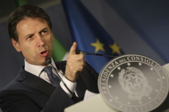 «Ή τους μοιράζετε στην Ευρώπη ή δεν βγαίνουν στην ξηρά»