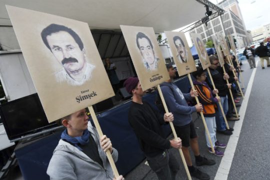 Χιλιάδες διαδηλωτές ζητούν έρευνα για τη νεοναζιστική NSU