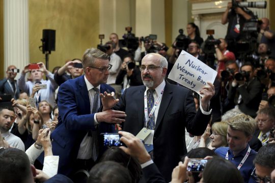 «Σηκωτός» για ένα χαρτί κατά των πυρηνικών