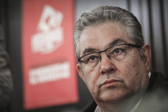 Αιχμηρός Κουτσούμπας στα καμένα