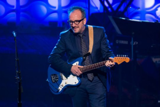Ο Elvis Costello διακόπτει την περιοδεία του λόγω επιθετικού καρκίνου