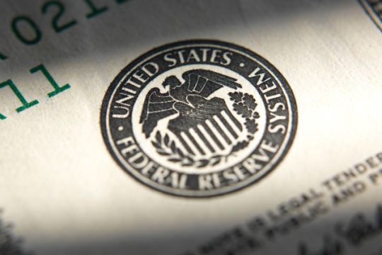 Δώρα σε τράπεζες μοιράζει η Fed