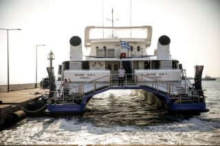 Στον λιμενοβραχίονα της Ραφήνας έπεσε το «Flying Cat 4»
