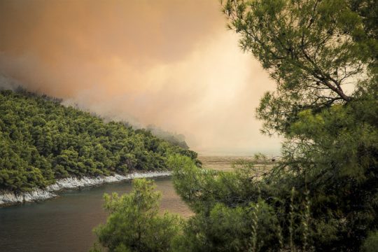 Πυρκαγιές στη Σκόπελο και σε χαρτοβιομηχανία στην Κορινθία