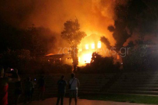 Κάηκε ολοσχερώς το πρώην Πολεμικό Μουσείο των Χανίων