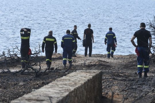 Σενάρια και υποψίες ανάμεσα στις στάχτες