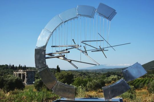 Μοντέρνα γλυπτά σε μια αρχαία πόλη