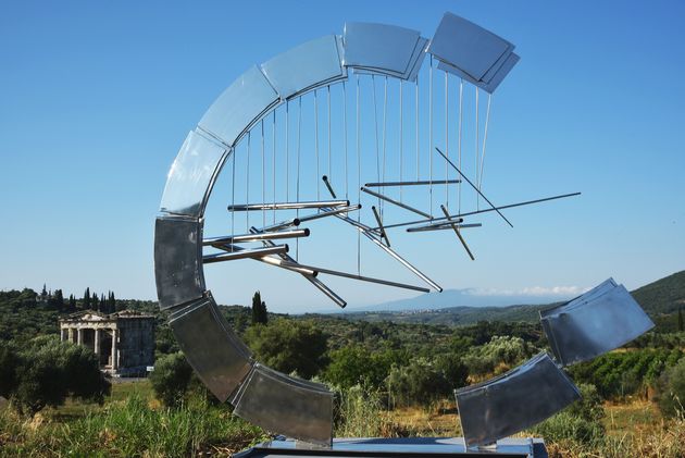 Μοντέρνα γλυπτά σε μια αρχαία πόλη