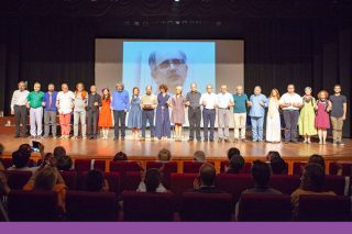 Ενας άνθρωπος που τον αλυσοδένουνε