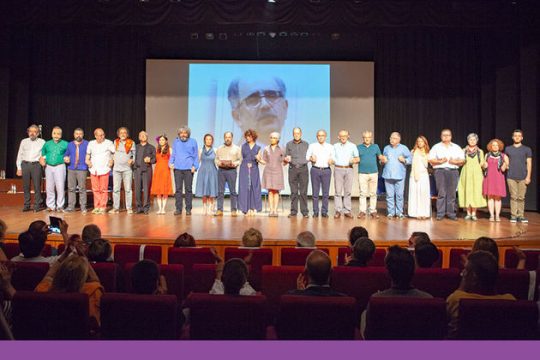 Ενας άνθρωπος που τον αλυσοδένουνε