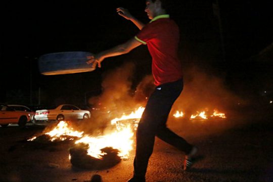 Αιματηρές διαδηλώσεις, απαγόρευση κυκλοφορίας και διακοπή του ίντερνετ
