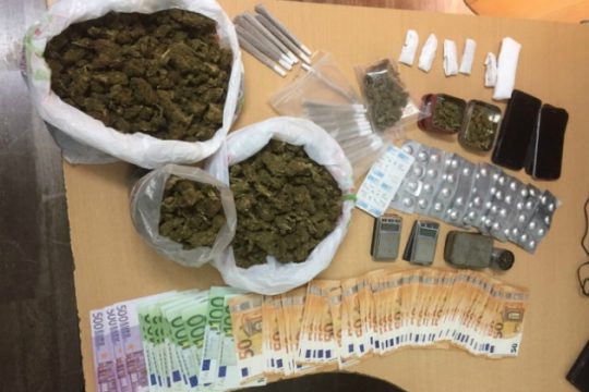 Ηράκλειο: Σύλληψη πέντε ατόμων με κάνναβη και μετρητά