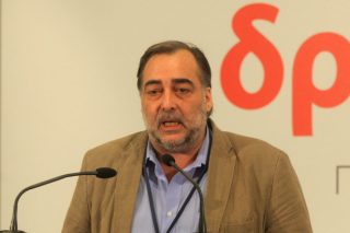 Ο Νεοδημοκράτης Καρίπογλου καλεί τον κόσμο να μη βοηθήσει οικονομικά τους πυρόπληκτους