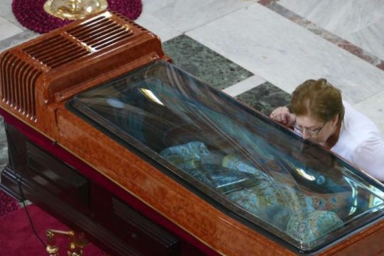 Λαϊκό προσκύνημα σε ψυγειοκαταψύκτη