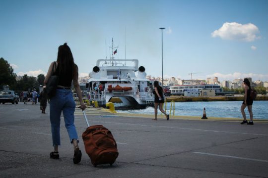 Δεκάδες χιλιάδες εκδρομείς έφυγαν από τα λιμάνια της Αττικής