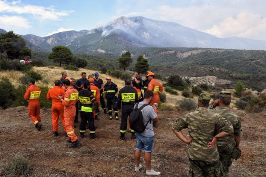 Σε εξέλιξη δύο μέτωπα σε δύσβατη περιοχή στην Κινέτα