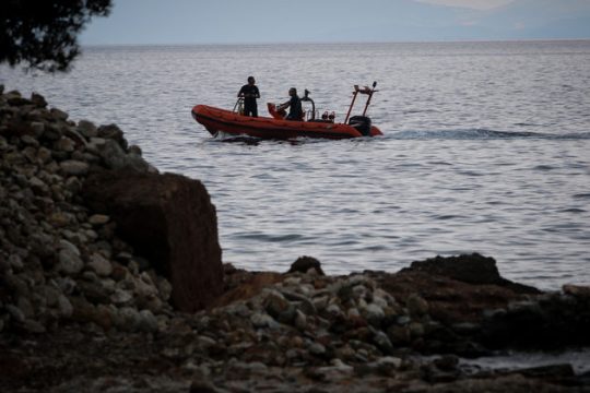 Δεν θα σταματήσουν οι έρευνες στη θάλασσα