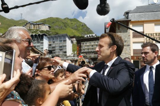 Συνεχίζει να σφυρίζει αδιάφορα ο Μακρόν