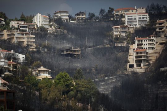 Την κατεδάφιση αυθαίρετων κατασκευών ζητά η Ρ. Δούρου