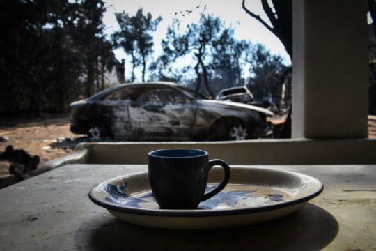 Εκεί που καίγονται άνθρωποι και δάση, φυτρώνουν… αυθαίρετα