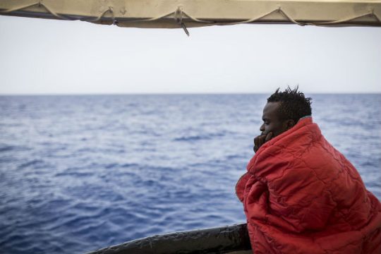 «Τους καταδικάζουν να πεθάνουν στη θάλασσα ή να φυλακιστούν στη Λιβύη»
